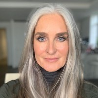 Wanita 56 tahun ini pun sudah lama membiarkan rambutnya memutih. Ia mengaku lelah dengan tekanan lingkungan yang seolah menuntut wanita tidak menua secara natural. Foto: Instagram @carolinelabouchere