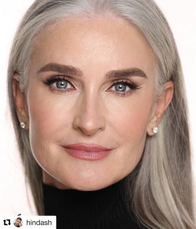 Membiarkan rambutnya memutih bisa menjadi metafor untuk hal-hal alami lain bahwa orang-orang menutupi dirinya seperti pakai makeup atau kacamata karena mereka berpikir itu dibutuhkan. Aku ingin mengatakan agar kamu mencoba beruban dengan caramu sendiri. Lebih spesifik, kita perlu mengajarkan anak-anak kami adalah abu-abu adalah warna rambut. Kami membuatnya tidak diterima secara sosial jadi tergantung kita untuk mengubahnya, katanya dilansir Grazia. Foto: Instagram @carolinelabouchere