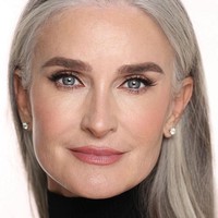 Membiarkan rambutnya memutih bisa menjadi metafor untuk hal-hal alami lain bahwa orang-orang menutupi dirinya seperti pakai makeup atau kacamata karena mereka berpikir itu dibutuhkan. Aku ingin mengatakan agar kamu mencoba beruban dengan caramu sendiri. Lebih spesifik, kita perlu mengajarkan anak-anak kami adalah abu-abu adalah warna rambut. Kami membuatnya tidak diterima secara sosial jadi tergantung kita untuk mengubahnya, katanya dilansir Grazia. Foto: Instagram @carolinelabouchere