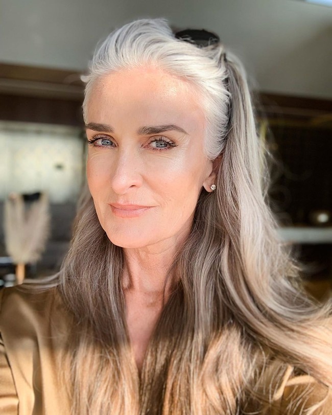 Caroline Labouchere kini dikenal sebagai model internasional yang sering tampil di berbagai pemotretan majalah dan iklan. Meski memulai profesi tersebut di usia yang tidak muda, Caroline menemukan kesuksesan yang membuatnya keluar dari hidup susah. Foto: Instagram @carolinelabouchere