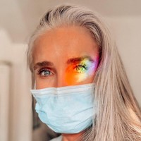 Meski semua rambutnya sudah hampir beruban, Caroline tetap merawatnya agar sehat dan lebat. Selama pandemi Corona, ia pun mengalami kerusakan rambut karena stres seperti banyak orang. Untuk masalah itu, Caroline punya saran. Foto: Instagram @carolinelabouchere