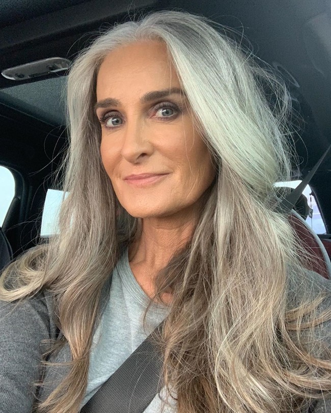 Kontrol apa yang bisa kamu kontrol. Aku sekarang sedang berusaha mengubahnya dengan menggunakan minyak kelapa di rambutku dan membiarkannya 48 jam. Sekarang rambutku jadi sangat lembut, sarannya. Foto: Instagram @carolinelabouchere