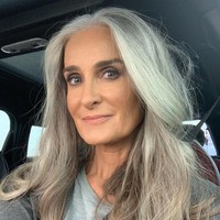 Kontrol apa yang bisa kamu kontrol. Aku sekarang sedang berusaha mengubahnya dengan menggunakan minyak kelapa di rambutku dan membiarkannya 48 jam. Sekarang rambutku jadi sangat lembut, sarannya. Foto: Instagram @carolinelabouchere