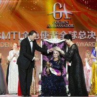 Pada 2017, Caroline mulai mendapat perhatian ketika melihat tawaran jadi model untuk No1 Rosemary Water yang membutuhkan model berambut putih. Ketika itu, Caroline belum punya pengalaman sama sekali sebagai model hanya punya rambut yang beruban. Namun ia bertekad untuk mendaftar hingga terbang ke London. Foto: Instagram @carolinelabouchere