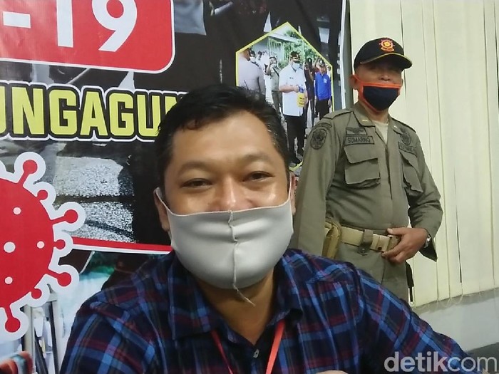 Hasil tes swab keluar. Lima siswa luring dan dua guru yang kontak erat dengan pelajar positif COVID-19 di Kecamatan Pagerwojo, dinyatakan negatif COVID-19.