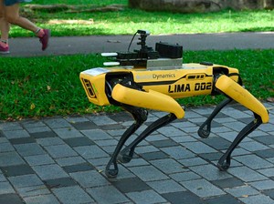 Singapura Terbangkan Drone untuk Awasi Jaga Jarak