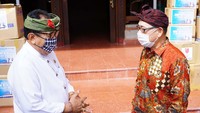 Wakil Gubernur Bali Tjokorda Oka Artha Ardhana Sukawati berbincang dengan Direktur Utama PT Bank J Trust Indonesia Tbk. (J Trust Bank) Ritsuo Fukadai seusai penyerahan secara simbolis bantuan untuk tenaga medis di Denpasar, Bali, Kamis (13/8). Foto: dok. Pemprov Bali