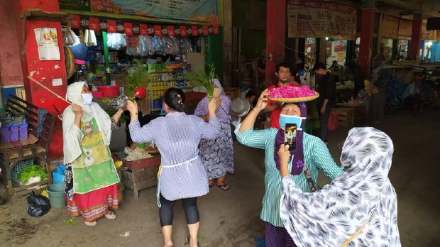 Emak-emak pedagang pasar Wage stress gara-gara Corona
