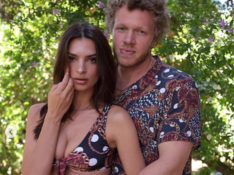 Emily Ratajkowski Jualan Baju Mirip Batik Seharga Rp 1,4 Juta