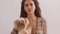 Esha Gupta juga sempat menjadi Miss India International 2007 lalu. Dok. Instagram/egupta