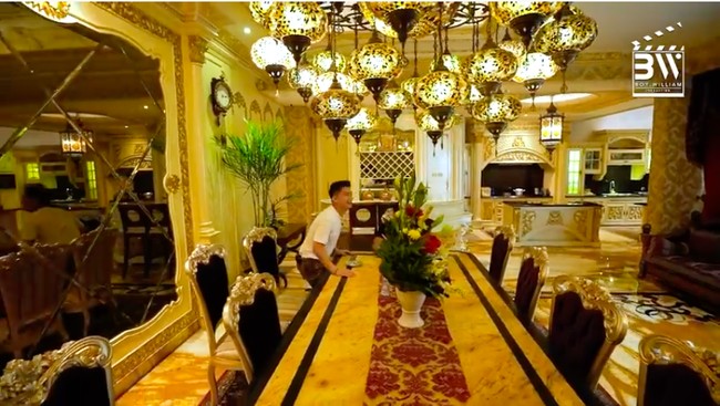 Ruang makan Fitno dilengkapi dengan meja besar yang dapat memuat banyak orang. Di sini, ia berbagi tips sukses. Menurutnya, kunci keberhasilan yang pertama adalah membina kedekatan dengan Ilahi, lalu harus memiliki akhlak yang baik dan harus rendah hati. Ketiga, rajin memperluas wawasan. Misal lewat buku, belajar dari pengalaman orang, bagaimana mereka menganalisis masalah dan membuat strategi, katanya. (Foto: YouTube/Boy William)