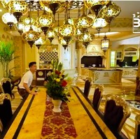 Ruang makan Fitno dilengkapi dengan meja besar yang dapat memuat banyak orang. Di sini, ia berbagi tips sukses. Menurutnya, kunci keberhasilan yang pertama adalah membina kedekatan dengan Ilahi, lalu harus memiliki akhlak yang baik dan harus rendah hati. Ketiga, rajin memperluas wawasan. Misal lewat buku, belajar dari pengalaman orang, bagaimana mereka menganalisis masalah dan membuat strategi, katanya. (Foto: YouTube/Boy William)