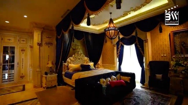 Kemewahan berlanjut di kamar tidur utama. Fitno mengaku, interior sebuah hotel bintang tujuh di Macau menjadi inspirasi untuk kamarnya. Tampak tirai dramatis bergaya barok menghiasi kasur dan jendela. (Foto: YouTube/Boy William)