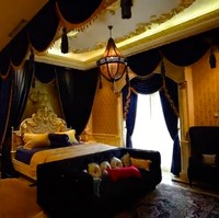 Kemewahan berlanjut di kamar tidur utama. Fitno mengaku, interior sebuah hotel bintang tujuh di Macau menjadi inspirasi untuk kamarnya. Tampak tirai dramatis bergaya barok menghiasi kasur dan jendela. (Foto: YouTube/Boy William)