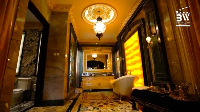 Atmosfer hotel berbintang tujuh juga tetap terasa di kamar mandi berkat marmer dan pencahayaan yang hangat. (Foto: YouTube/Boy William)