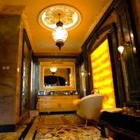 Atmosfer hotel berbintang tujuh juga tetap terasa di kamar mandi berkat marmer dan pencahayaan yang hangat. (Foto: YouTube/Boy William)