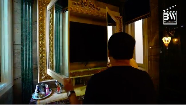 Fitno melengkapi kamar mandinya dengan sebuah TV layar datar yang tersembunyi di balik kaca. (Foto: YouTube/Boy William)