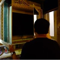 Fitno melengkapi kamar mandinya dengan sebuah TV layar datar yang tersembunyi di balik kaca. (Foto: YouTube/Boy William)