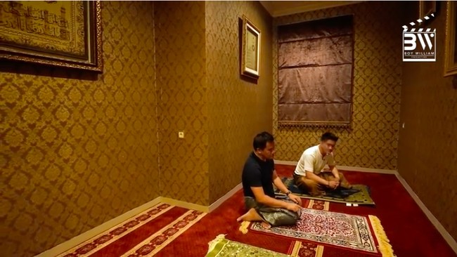 Fitno mendedikasikan salah satu sudut rumahnya untuk musala. Karpet merah dan wallpaper bernuansa coklat menghiasi ruang doa tersebut. (Foto: YouTube/Boy William)