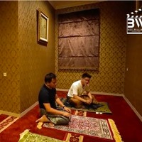 Fitno mendedikasikan salah satu sudut rumahnya untuk musala. Karpet merah dan wallpaper bernuansa coklat menghiasi ruang doa tersebut. (Foto: YouTube/Boy William)