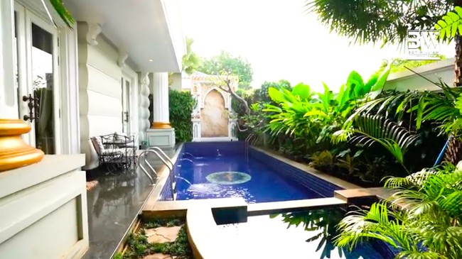 Tidak ketinggalan sebuah kolam renang. Fitno lalu bercerita bahwa dirinya berasal dari keluarga sederhana. Di masa mudanya, bungsu dari 11 bersaudara ini merantau ke ibukota. Sembari sekolah, ia sempat berjualan di pasar. Jelang lebaran, jualan bumbu supaya bisa beli baju baru dan kue untuk ibu, katanya. Dari situ,  bakat bisnisnya terasah. Singkat cerita, ia terjun ke industri infrastruktur yang fokus menyediakan BTS atau menara pemancar. Fitno lalu mengekspansi bisnisnya ke ranah kuliner dan properti. Saya juga suka investasi ke berbagai start-up, katanya. (Foto: YouTube/Boy William)