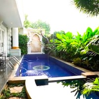 Tidak ketinggalan sebuah kolam renang. Fitno lalu bercerita bahwa dirinya berasal dari keluarga sederhana. Di masa mudanya, bungsu dari 11 bersaudara ini merantau ke ibukota. Sembari sekolah, ia sempat berjualan di pasar. Jelang lebaran, jualan bumbu supaya bisa beli baju baru dan kue untuk ibu, katanya. Dari situ,  bakat bisnisnya terasah. Singkat cerita, ia terjun ke industri infrastruktur yang fokus menyediakan BTS atau menara pemancar. Fitno lalu mengekspansi bisnisnya ke ranah kuliner dan properti. Saya juga suka investasi ke berbagai start-up, katanya. (Foto: YouTube/Boy William)