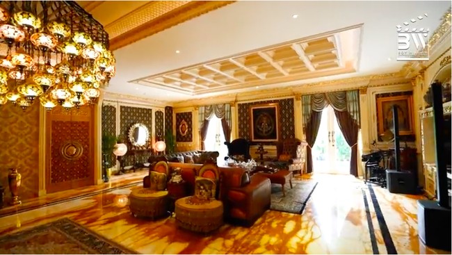Di dalam, perabotan serba emas bergaya klasik dengan nuansa timur tengah yang kental memenuhi hampir di segala sudut. HM Fitno mengatakan, ia terinspirasi arsitektur khas Turki. Saya punya pengalaman tinggal di sana, dua tahun. Dan akhirnya saya berpikir, kalau bikin rumah yang mestinya saya punya pengalaman di sana juga. Dan ternyata belum ada yang banyak membangun seperti ini, kata pria asal Palembang, Sumatera Selatan, ini. (Foto: YouTube/Boy William)