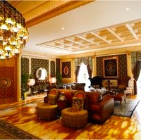 Di dalam, perabotan serba emas bergaya klasik dengan nuansa timur tengah yang kental memenuhi hampir di segala sudut. HM Fitno mengatakan, ia terinspirasi arsitektur khas Turki. Saya punya pengalaman tinggal di sana, dua tahun. Dan akhirnya saya berpikir, kalau bikin rumah yang mestinya saya punya pengalaman di sana juga. Dan ternyata belum ada yang banyak membangun seperti ini, kata pria asal Palembang, Sumatera Selatan, ini. (Foto: YouTube/Boy William)