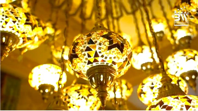 Rumah Fitno identika dengan lampu-lampuan unik yang menerangi berbagai ruangan. Ini lampu saya beli dengan susah payah mencarinya di Istanbul. Tapi yang saya pastikan, ini semua handmade, ungkap Fitno. (Foto: YouTube/Boy William)