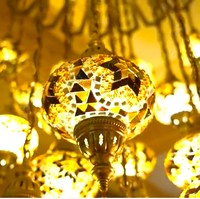 Rumah Fitno identika dengan lampu-lampuan unik yang menerangi berbagai ruangan. Ini lampu saya beli dengan susah payah mencarinya di Istanbul. Tapi yang saya pastikan, ini semua handmade, ungkap Fitno. (Foto: YouTube/Boy William)