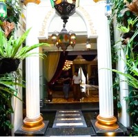 Meski di luar tampak tertutup, Fitno membuat sebuah taman kecil yang terbuka di dalam. Oasis tersebut memiliki sebuah kolam dan jembatan. Jembatan ini menghubungkan ruang tamu dan ruang makan dengan langit-langit yang terbuka. Nggak ada atapnya, jadi hujan bisa langsung tembus ke sini, kata Fitno. (Foto: YouTube/Boy William)