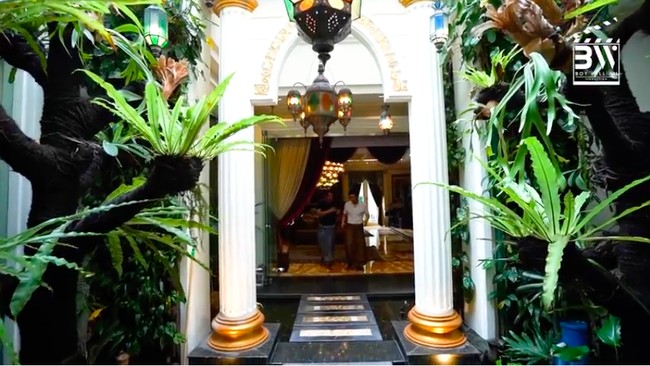 Meski di luar tampak tertutup, Fitno membuat sebuah taman kecil yang terbuka di dalam. Oasis tersebut memiliki sebuah kolam dan jembatan. Jembatan ini menghubungkan ruang tamu dan ruang makan dengan langit-langit yang terbuka. Nggak ada atapnya, jadi hujan bisa langsung tembus ke sini, kata Fitno. (Foto: YouTube/Boy William)