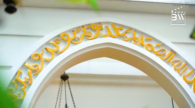 Tulisan-tulisan kaligrafi di berbagai sudut bangunan semakin mempertegas nuansa Timur Tengah di rumah. (Foto: YouTube/Boy William)