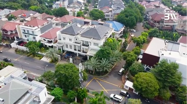 Tampak luar, warna putih mendominasi rumah Fitno Fabulous. Seperti sebuah istana, rumah tersebut ditopang pilar-pilar tinggi bergaya klasik. Pintu besar berwarna emas menjadi akses utama ke dalam rumah. (Foto: YouTube/Boy William)