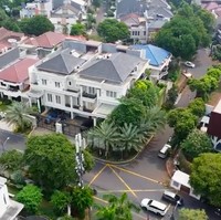 Tampak luar, warna putih mendominasi rumah Fitno Fabulous. Seperti sebuah istana, rumah tersebut ditopang pilar-pilar tinggi bergaya klasik. Pintu besar berwarna emas menjadi akses utama ke dalam rumah. (Foto: YouTube/Boy William)