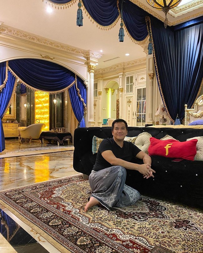 HM Fitno, akrab dikenal sebagai Fitno Fabulous, memperlihatkan isi rumahnya kepada Boy William lewat konten YouTube Di Balik Pintu. Rumah tersebut berada di kawasan elite Pondok Indah, Jakarta Selatan. (Foto: Instagram/@fitno_fabulous)