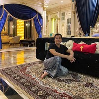 HM Fitno, akrab dikenal sebagai Fitno Fabulous, memperlihatkan isi rumahnya kepada Boy William lewat konten YouTube Di Balik Pintu. Rumah tersebut berada di kawasan elite Pondok Indah, Jakarta Selatan. (Foto: Instagram/@fitno_fabulous)