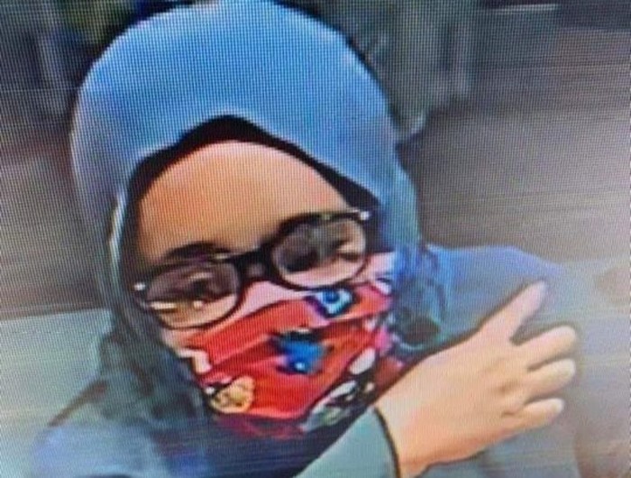 Foto perempuan yang curi gelang di toko emas di Polman, Sulsel