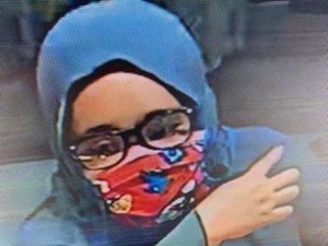 Terekam CCTV, Begini Aksi Perempuan Curi Gelang Toko Emas di Polman