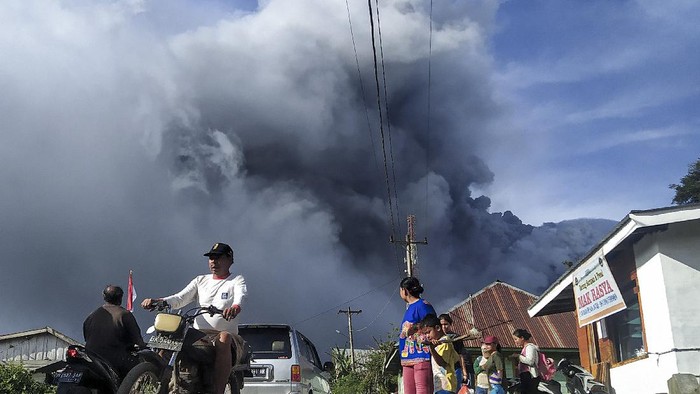 GUNUNG SINABUNG KEMBALI ERUPSI Pengendara melintas di Jalan Karo-Langkat dengan latar belakang Gunung Sinabung yang menyemburkan material vulkanik di Desa Kutarayat, Naman Teran, Karo, Sumatera Utara, Kamis (13/8/2020). Pusat Vulkanologi dan Mitigasi Bencana Geologi (PVMBG) menyatakan Gunung Sinabung berstatus level III atau siaga dan meminta masyarakat untuk tidak melakukan aktivitas di desa yang telah direlokasi. ANTARA FOTO/Sastrawan Ginting/Lmo/wsj.