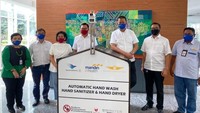 Penyerahan Automatic Hand Wash, Hand Sanitizer & Hand Dryer dari Mandiri Inhealth bersama Serikat Karyawan Garuda (Sekarga) kepada Garuda Indonesia yang diwakili oleh Direktur Kepatuhan Mandiri Inheath Retno Dyah Pudjiasti dan Direktur Pemasaran Mandiri Inhealth Bugi Riagandhy bersama dengan Direktur Utama Garuda Indonesia Irfan Setiaputra dan Direktur Layanan, Pengembangan Usaha dan Teknologi Informasi Garuda Indonesi Ade R Susardi bertempat di Garuda City Center, Tangerang (12/8/2020).
