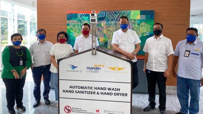Garuda Indonesia mendapat bantuan mesin Hand Sanitizer otomatis. Hal ini dilakukan guna mencegah penyebaran virus corona di Bandara.