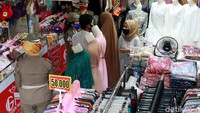 Berdasarkan pantauan di lapangan, Kamis (13/8/2020), sejumlah petugas mulai menyisir pusat-pusat keramaian. Salah satunya di pusat perbelanjaan Pasar Baru Kota Bandung. Di lokasi tersebut petugas menemukan warga dan pedagang yang tidak menggunakan masker. Para pelanggar kemudian diberi hukuman berupa sanksi sosial. Mereka diminta menyanyikan lagu nasional.