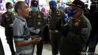Petugas gabungan terdiri dari Satpol PP, TNI dan Polri menggelar razia untuk memastikan penerapan protokol kesehatan khususnya penggunaan masker di masyarakat. Hasilnya masih saja ditemukan sejumlah warga di Kota Bandung yang tidak menggunakan masker.