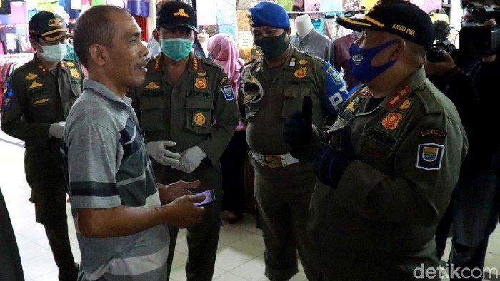 Hati-hati! Ini Hukuman Bagi Pelanggar Masker di Bandung Petugas gabungan gelar razia untuk pastikan penerapan protokol kesehatan di Bandung. Warga yang tak kenakan masker siap-siap dihukum nyanyi lagu nasional.