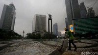 Hujan pun diprediksi akan mengguyur sejumlah wilayah di Jakarta dengan intensitas yang beragam.