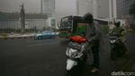 Hujan dan Awan Gelap Selimuti Ibu Kota di Puncak Musim Kemarau