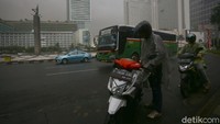 Terkait dengan cuaca mendung dan hujan yang mengguyur wilayah Ibu Kota, BMKG sebelumnya memprediksi puncak musim kemarau terjadi di wilayah Jabodetabek pada bulan Agustus ini.