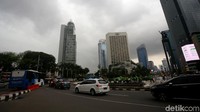 Meski diprediksi memasuki puncak musim kemarau, cuaca mendung telah menyelimuti langit kota Jakarta sejak beberapa hari lalu.