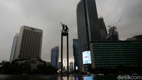 Awan gelap dan hujan mengguyur sejumlah wilayah di Ibu Kota Jakarta, Kamis (13/8/2020).